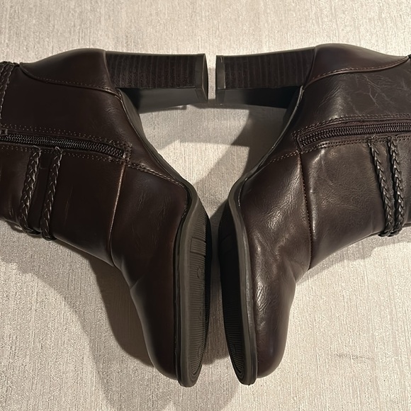 Life Stride ‘Yohanna’ Deep Dark Brown Ankle Booties Braided Trim Size 6.5 New - Picture 10 of 15